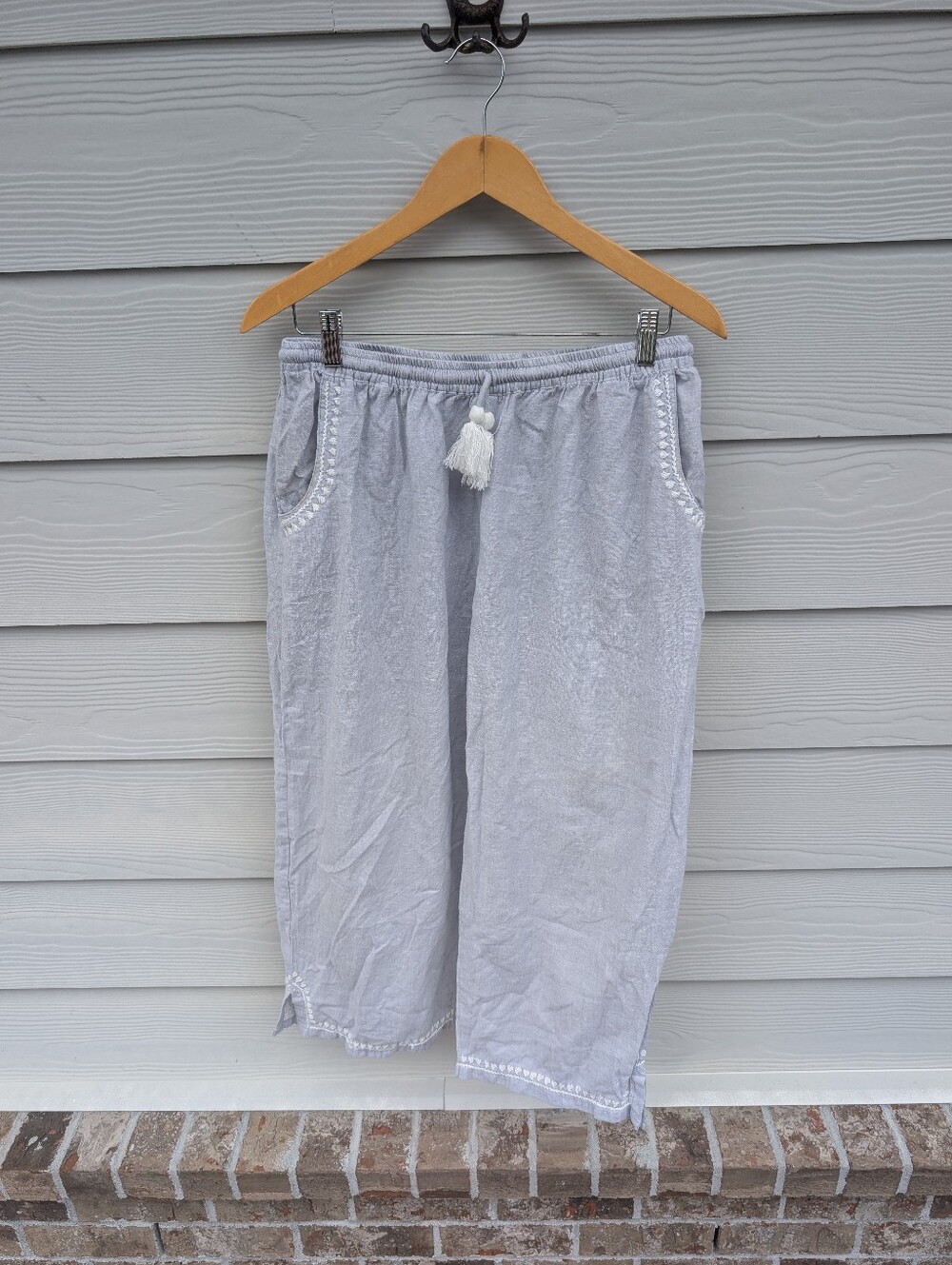Subtle Luxury Capris Size M L Light Gray Cotton Embroidery Pockets Ties At Waist